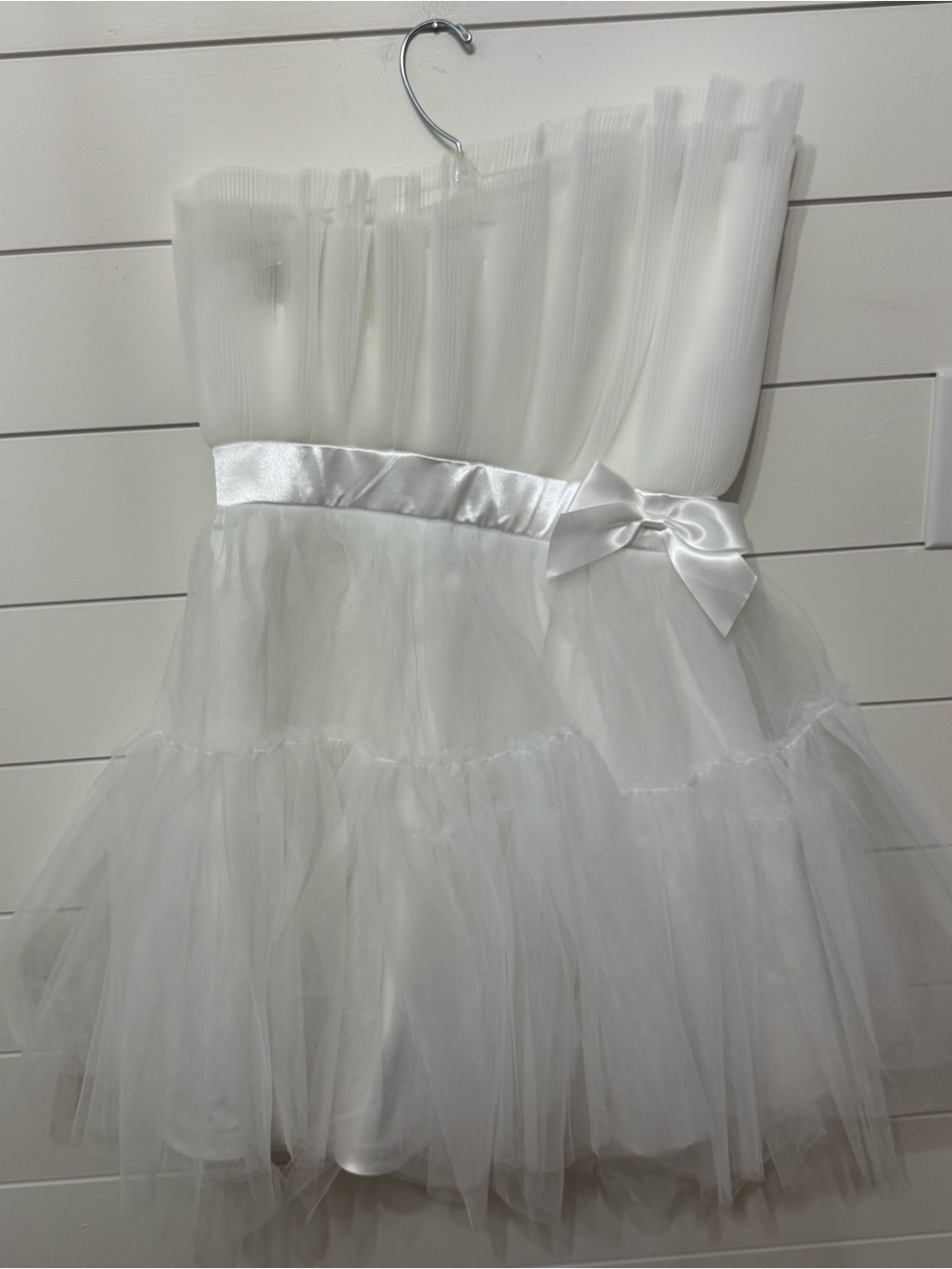 Strapless mini white tulle dress